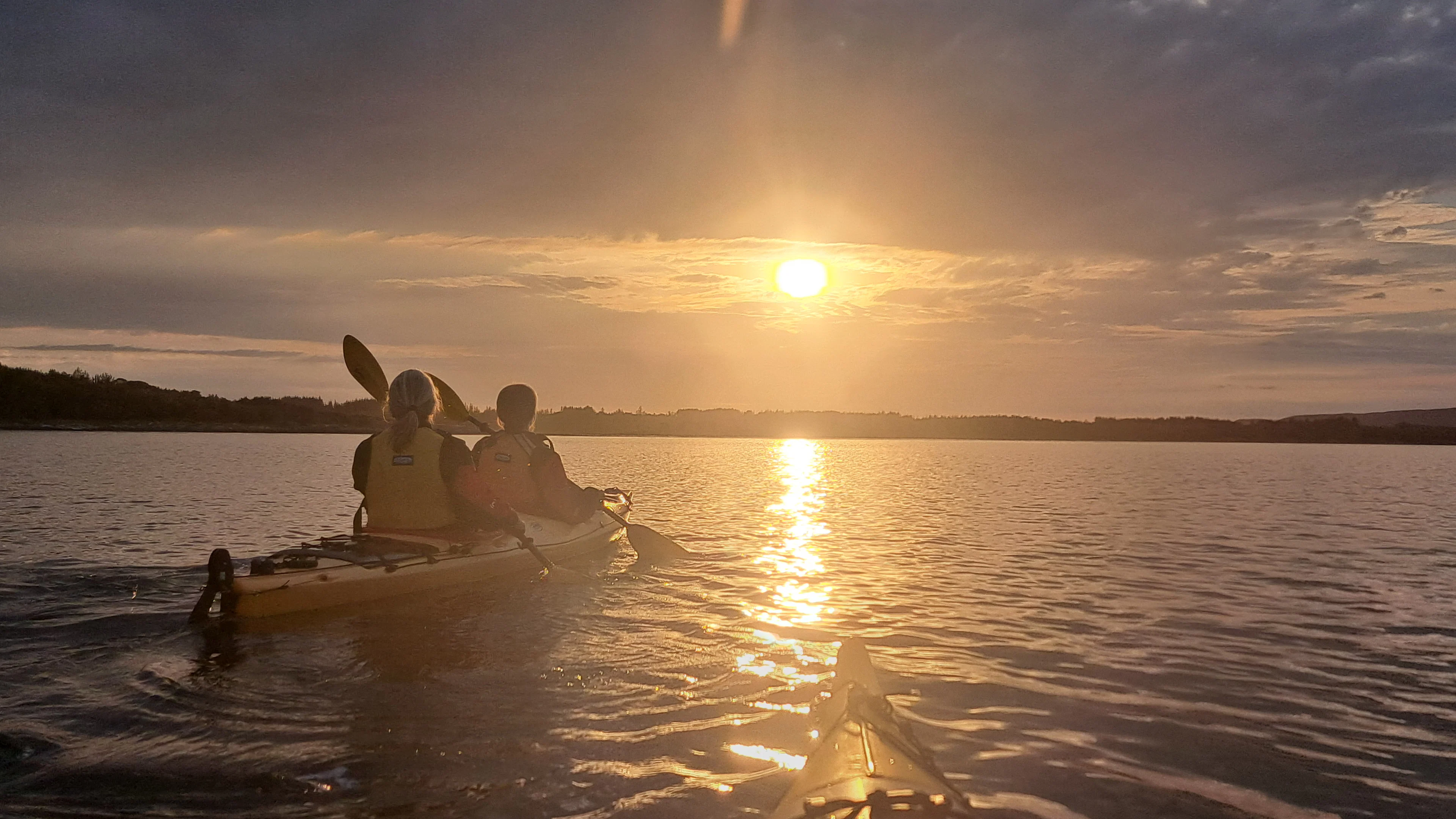 Geführte Kajaktour bei Sonnenuntergang um Mitternacht