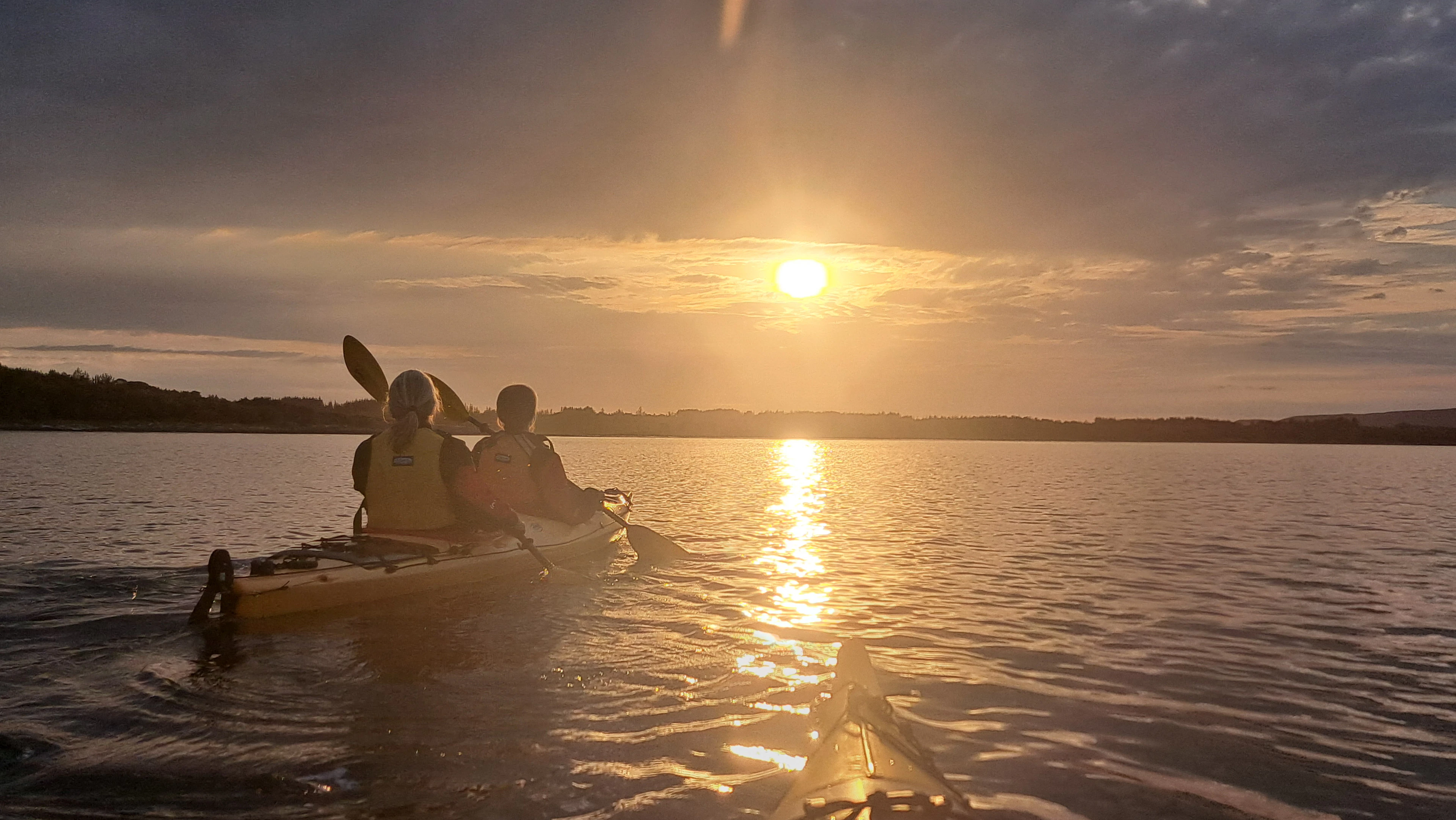 Geführte Kajaktour bei Sonnenuntergang um Mitternacht