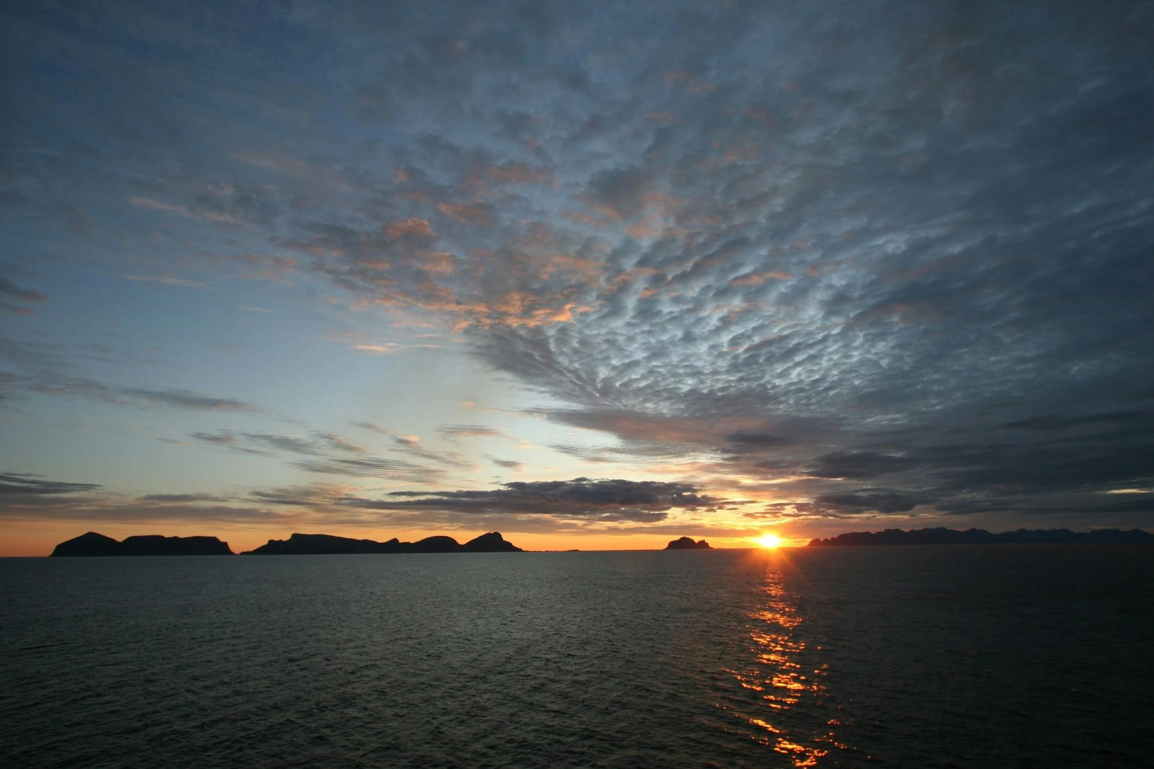 Mitternachtssonnen-Kreuzfahrt – Das „Golden Hour“-Erlebnis auf den Lofoten