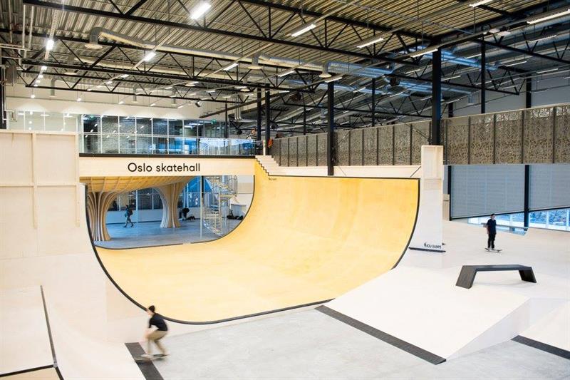 en av hallens halfpipes
