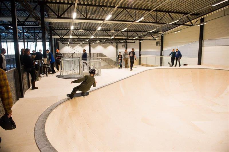 en skater som går på skøyter og folk som ser på