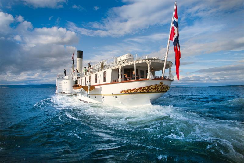båt på fjorden i fint vær