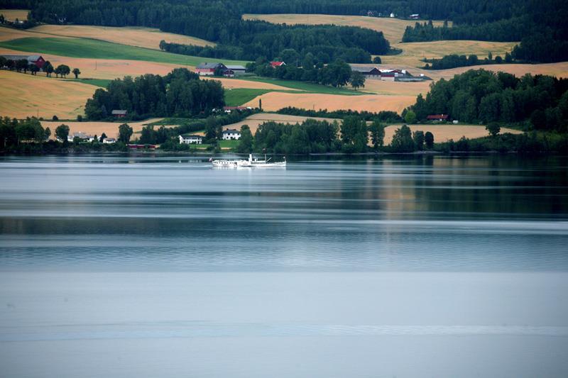 båten på fjorden med landskapet i bakgrunnen