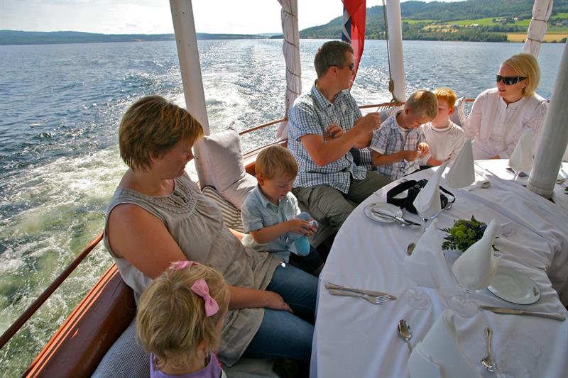 en familie med barn rundt bordet på dekk