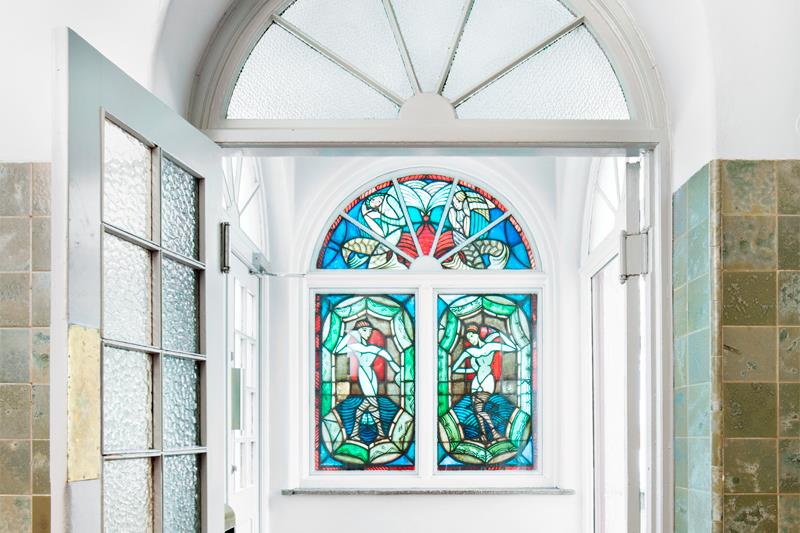 Et glassvindu i middelalderlig kirkekunststil.