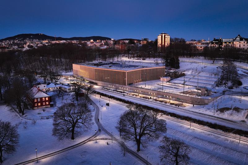 Luftfoto av Tøyenbadet om vinteren