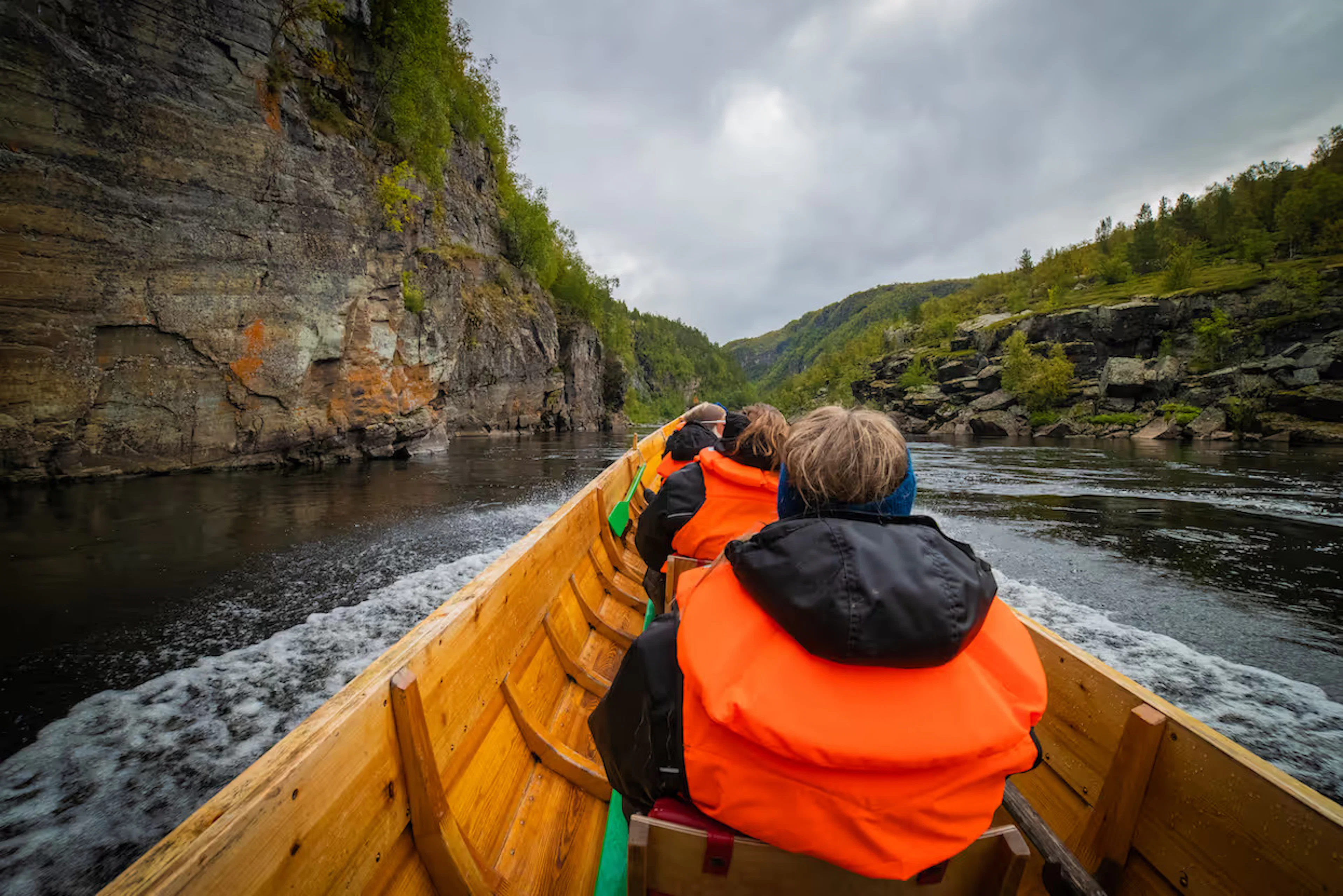 Traditionelle Flussbootfahrt nach Pahtakoski