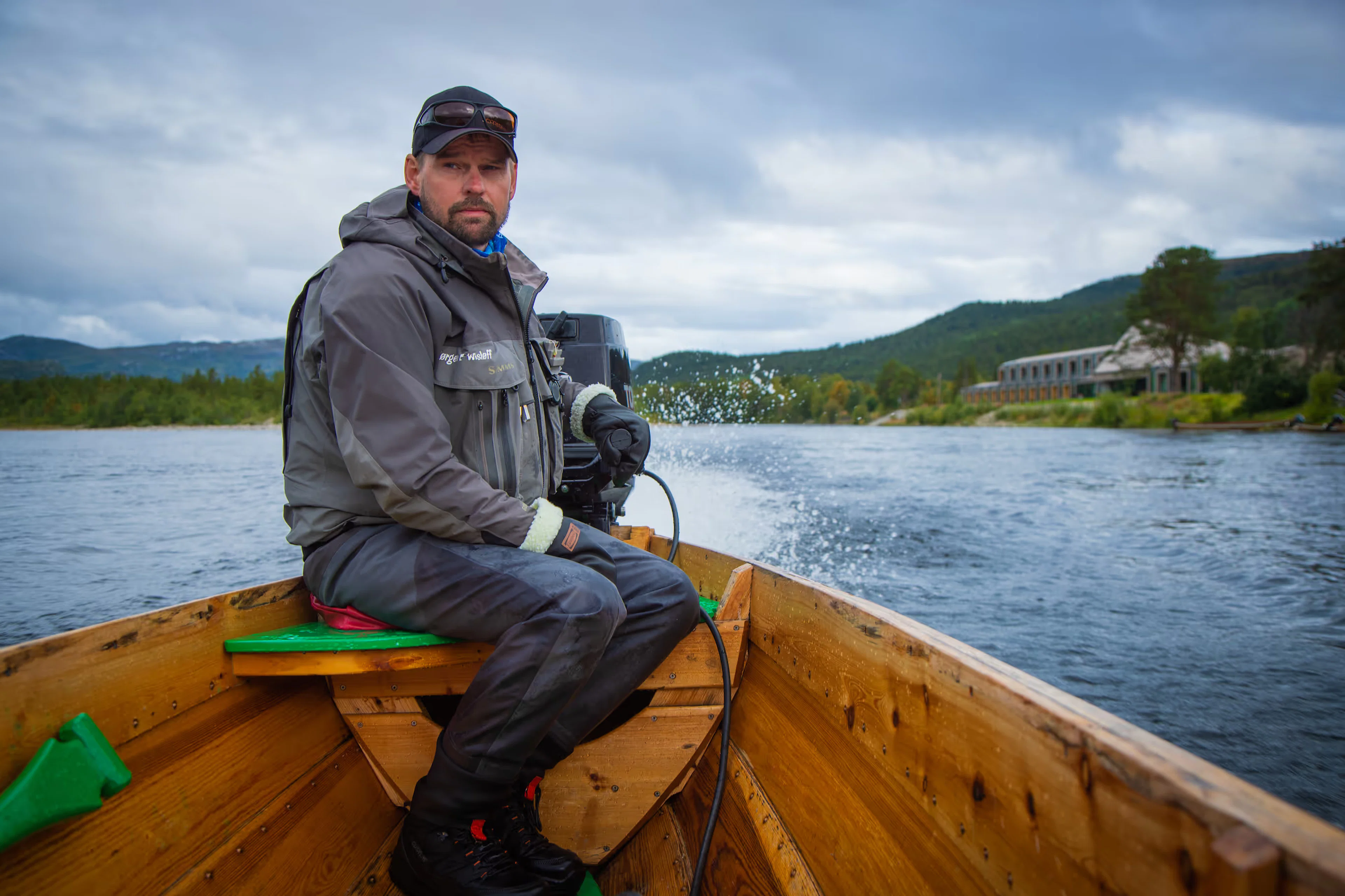Traditionelle Flussbootfahrt nach Pahtakoski