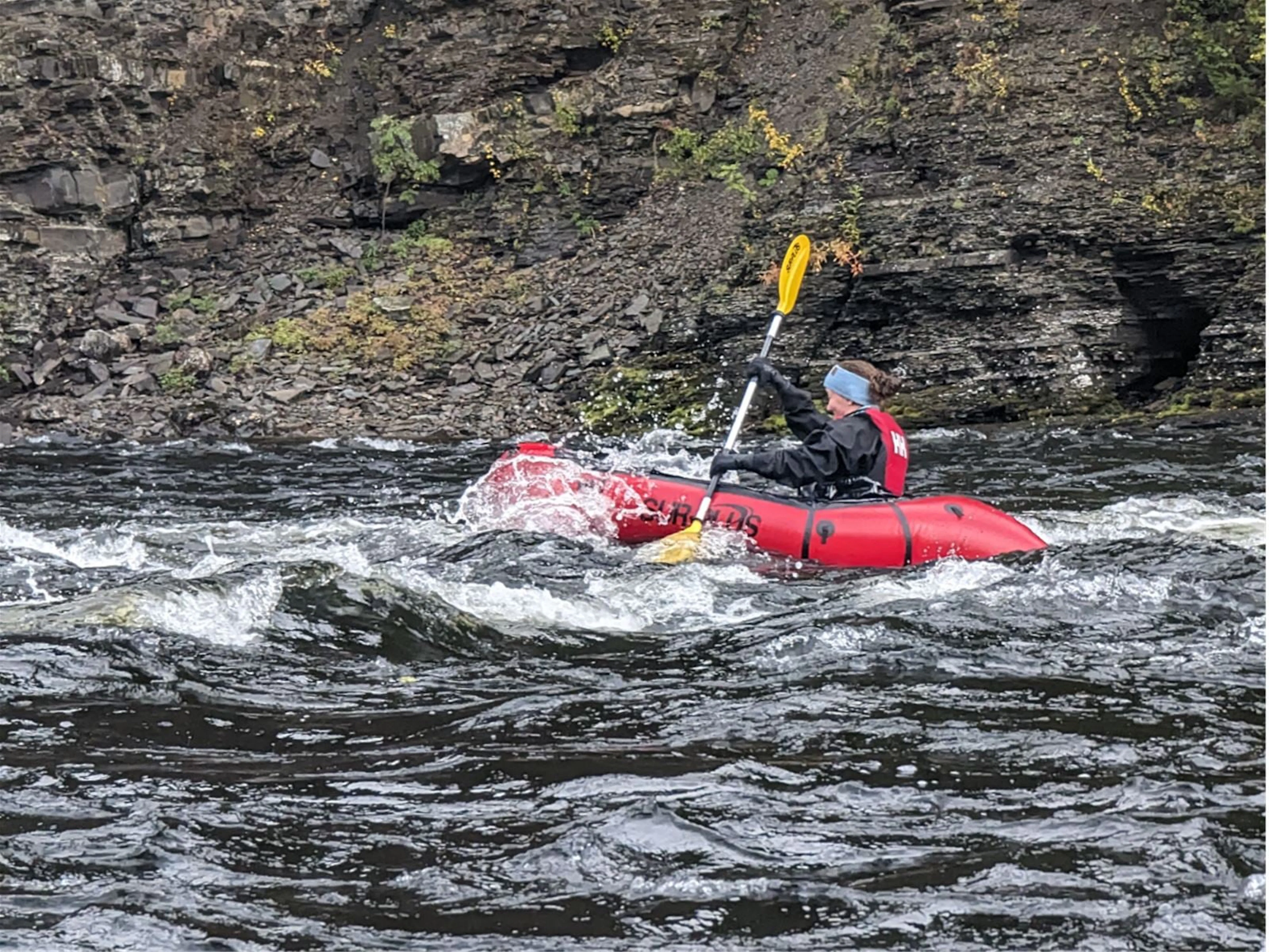 Packrafting und traditionelle Flussboote auf dem Alta River