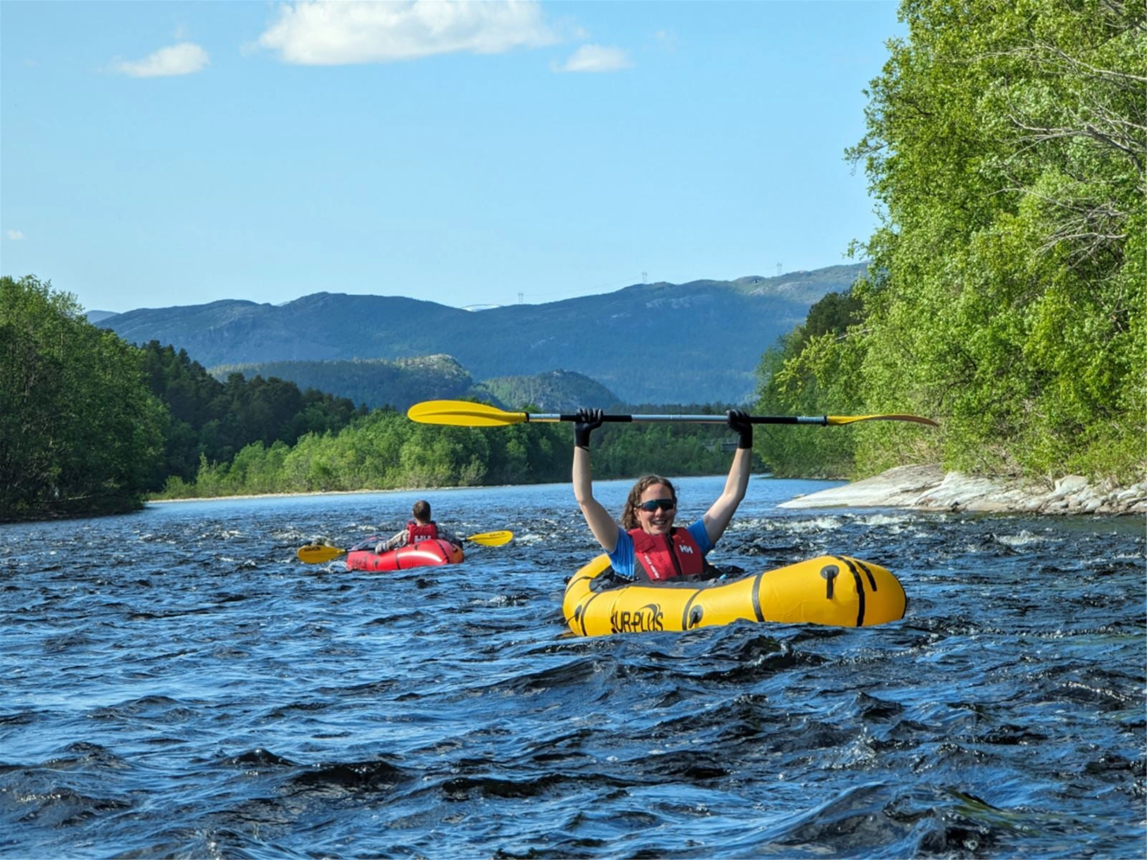 Packrafting und traditionelle Flussboote auf dem Alta River