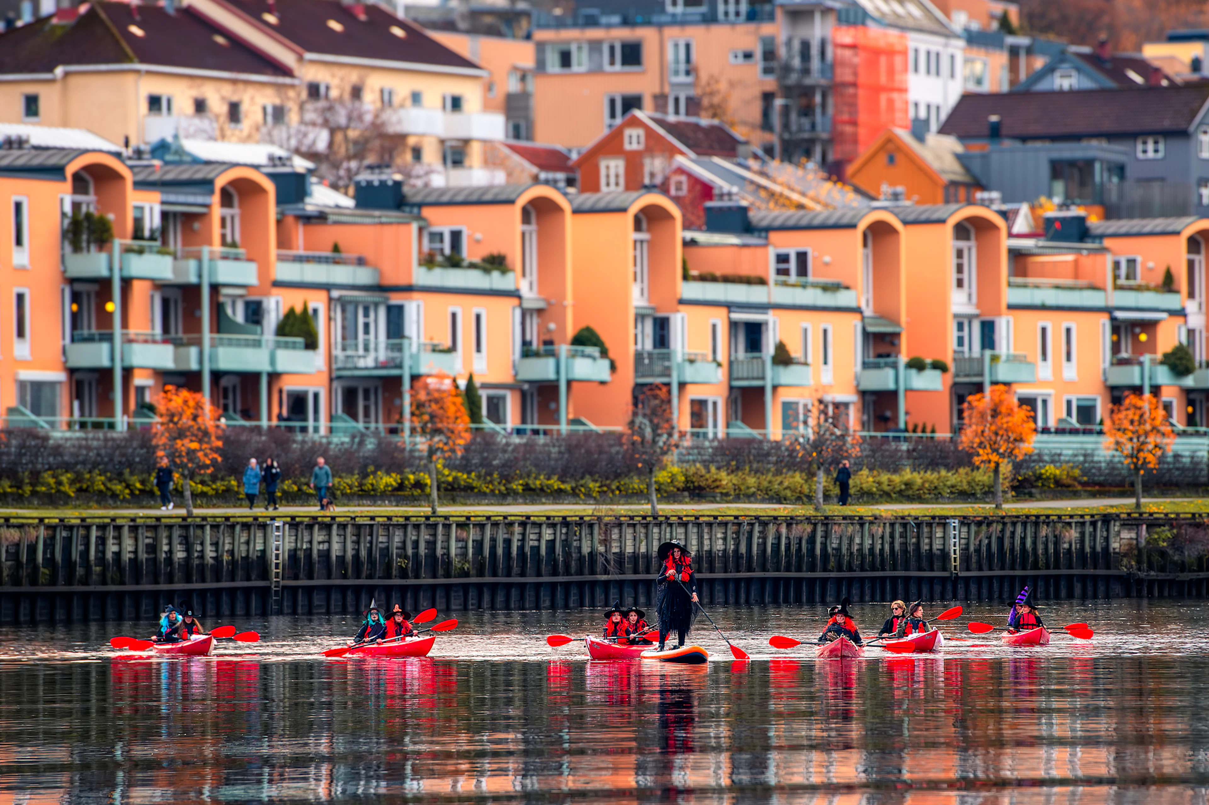 Halloween-Kajaktour auf der Nidelva in Trondheim
